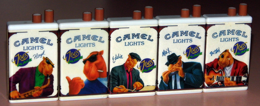 Opakowania papierosów marki Camel z wizerunkiem Joe Camel - fikcyjnego bohatera reklamującego tę markę.
