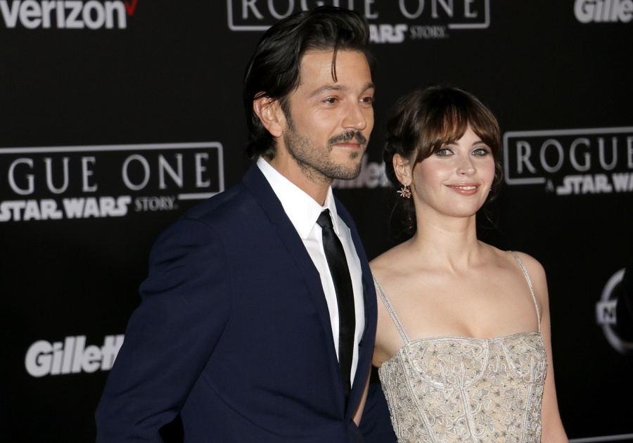 Diego Luna i Felicity Jones na premierowym pokazie filmu Łotr 1. Gwiezdne wojny - historie w Hollywood.
