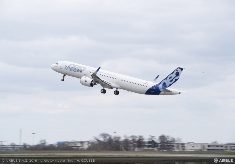 Pierwszy egzemplarz Airbusa A321neo podczas lotu testowego.