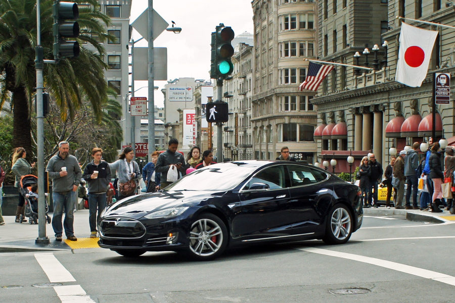 Tesla Model S na ulicach San Francisco.
