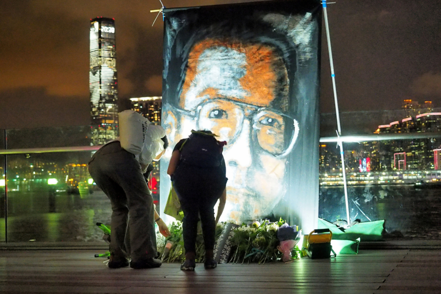 Mieszkańcy Hong Kongu upamiętniają Liu Xiaobo