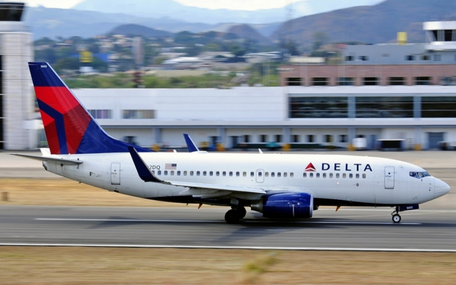 Samolot Boeing 737-700 w barwach Delta Air Lines.
