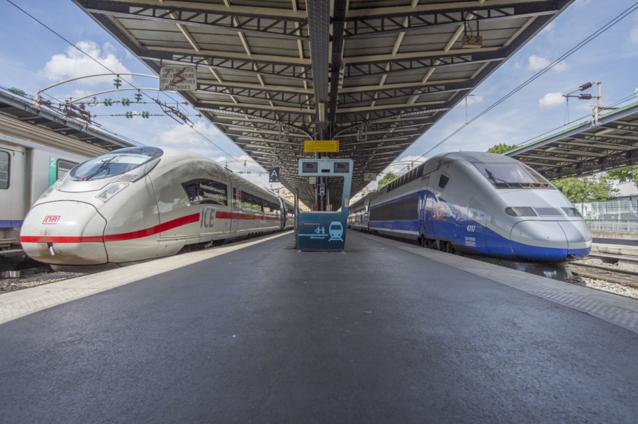 Pociągi Siemens Velaro i TGV Alstomu na dworcu w Paryżu.