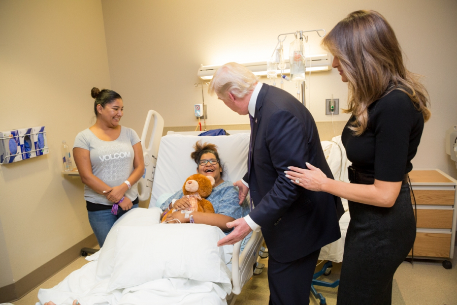 Prezydent Trump odwiedza ofiarę strzelaniny w Las Vagas w szpitalu
