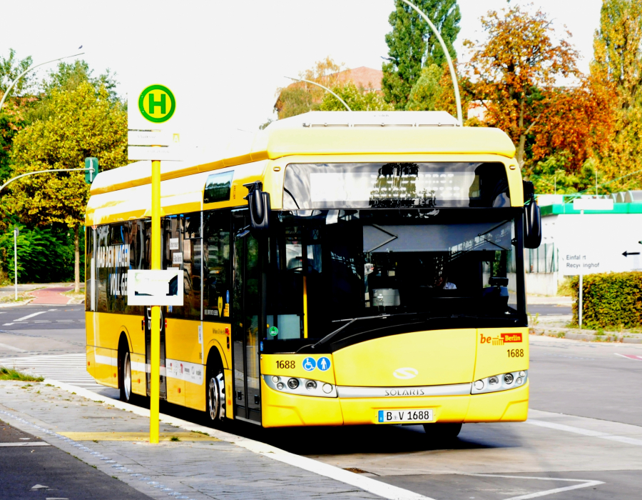 Autobus elektryczny Solaris Urbino 12 Electric na ulicach Berlina.