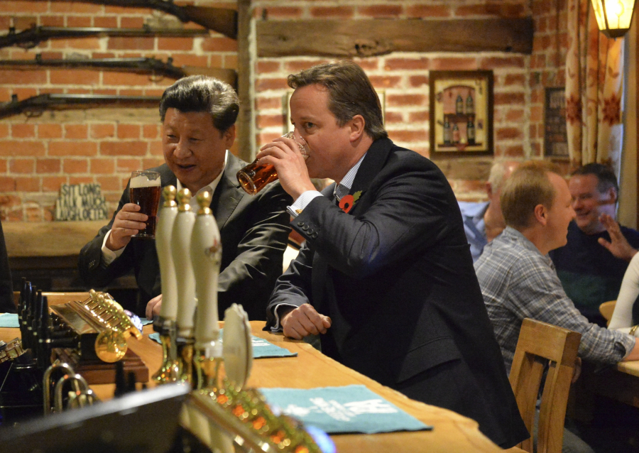 Prezydent Xi Jinping podczas wizyty w pubie z byłym premierem Wielkiej Brytanii Jamesem Cameronem.